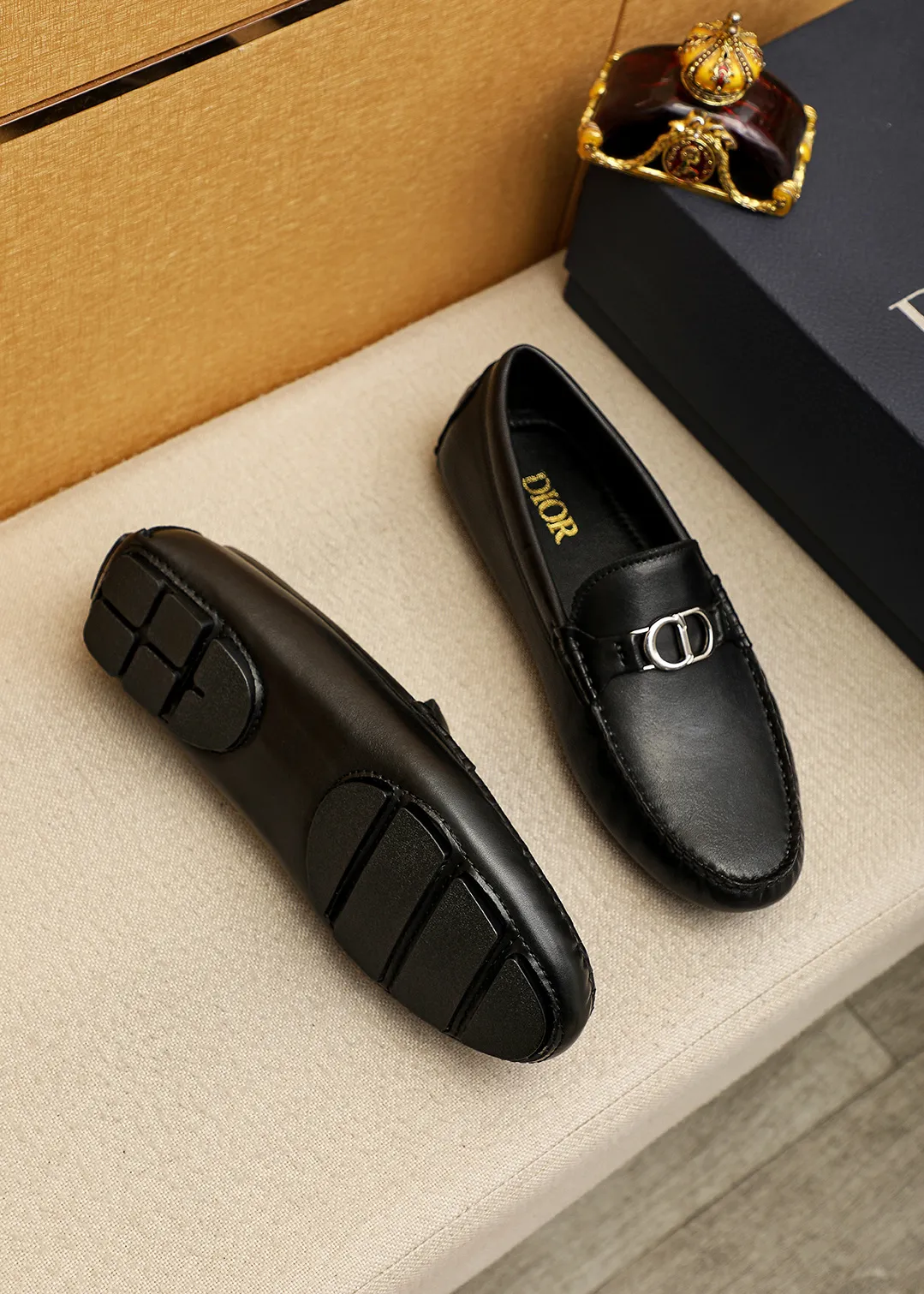 Men's shoes 💰420 💐 Product trademark: Dior "Dior" Doudou shoes Regular size: 38-44 (45🉑️customized) Product materials: Selected Italian imported first-layer calfskin upper + luxury hardware buckle, imported water-dyed sheep 🐑 leather lining. Strong three-dimensional visual effect, original outsole color: 3⃣️colors🉑️select